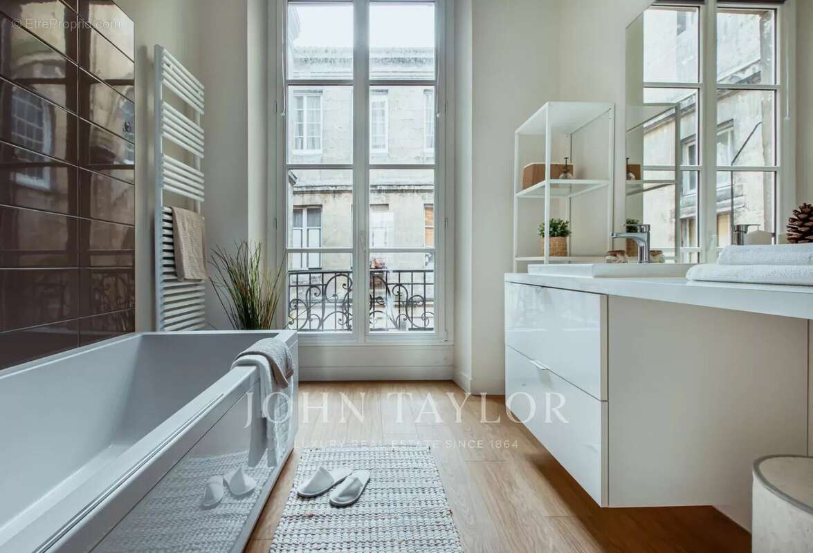 Appartement de caractère avec balcons - Chartrons - John Taylor Bordeaux - photo 8