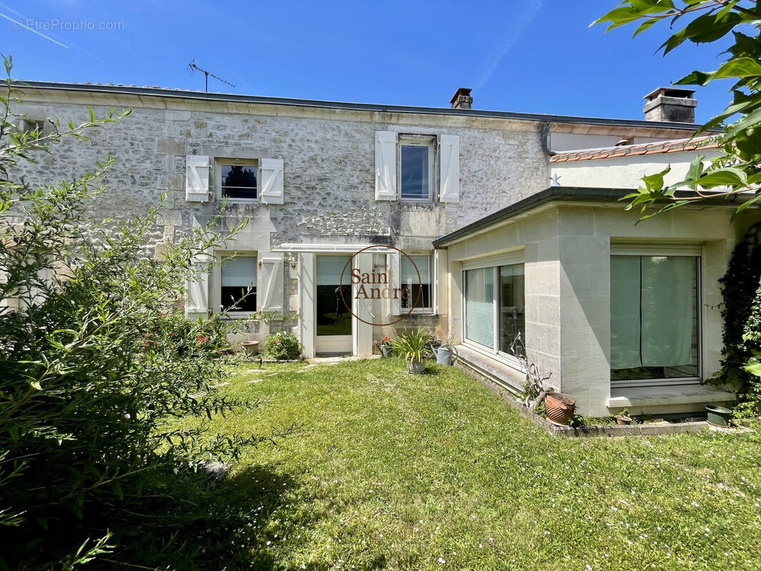 Maison à ROULLET-SAINT-ESTEPHE