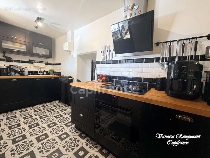 À vendre – Maison de village 4 chambres avec jardin, dépendances, grange et espace spa - photo 3