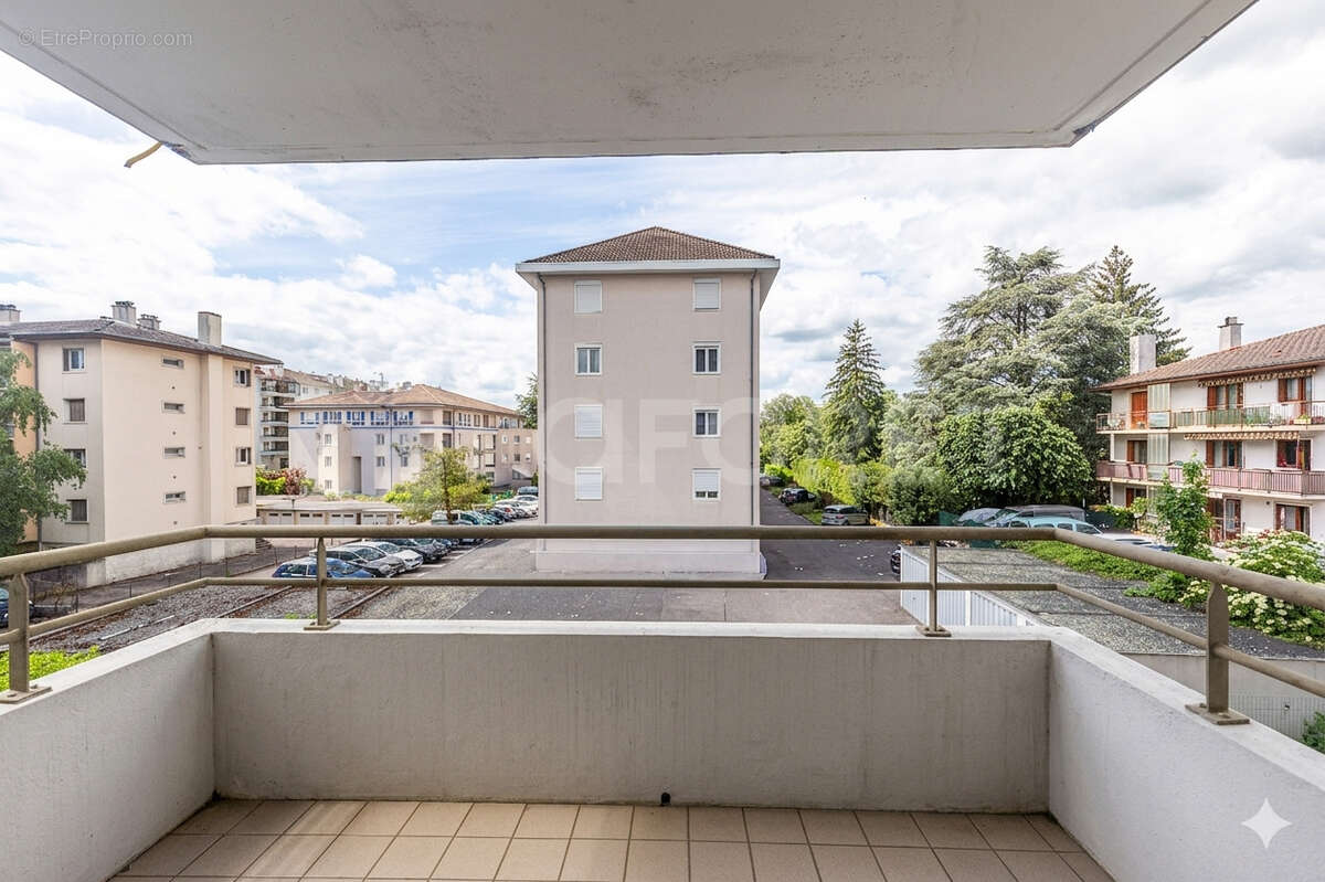 Agence immobiliere laforet - "glycine" - annecy - appartement t2 de 44,57m² - balcon - cave - garage en option - photo 4