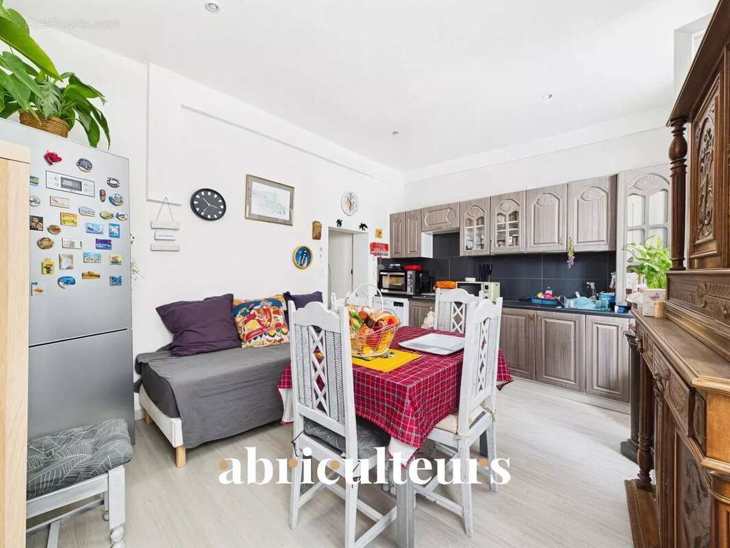 Maison à LA ROQUE-D&#039;ANTHERON