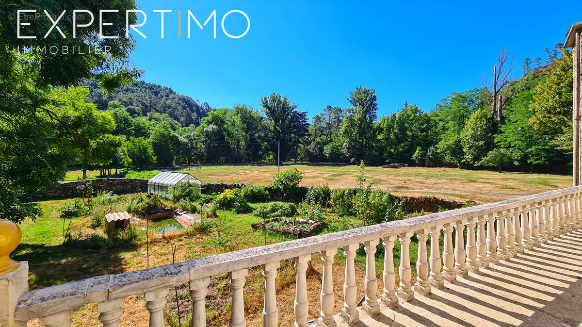 Manoir d'une superficie habitable de 338 m2 avec dépendances sur un terrain de 3,6 hectares - photo 19