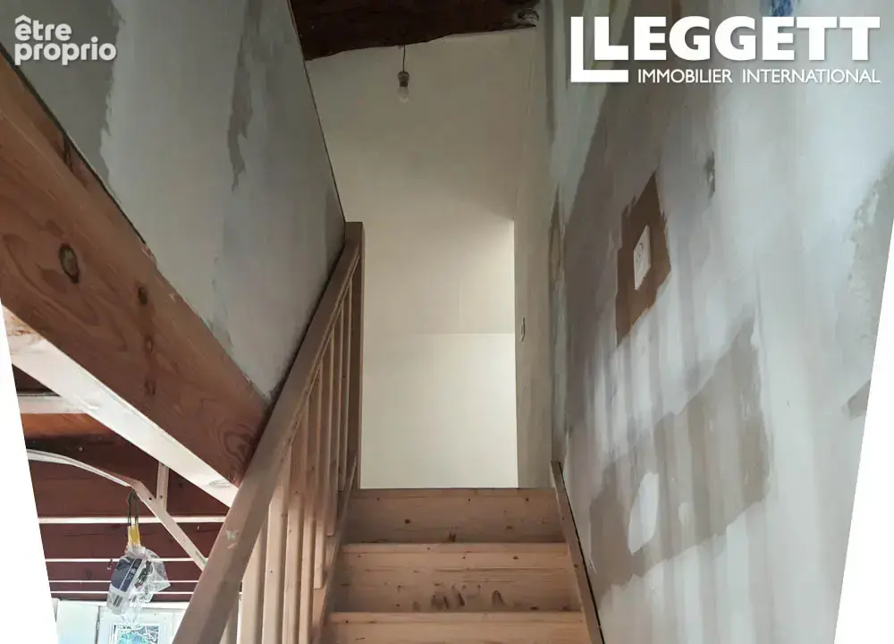 Maison individuelle en pierre avec bâtiments et jardin - photo 10