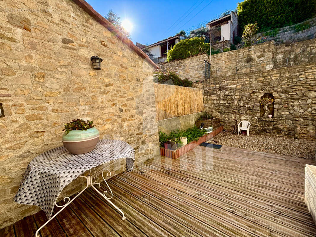 Maison à LAUDUN-L'ARDOISE