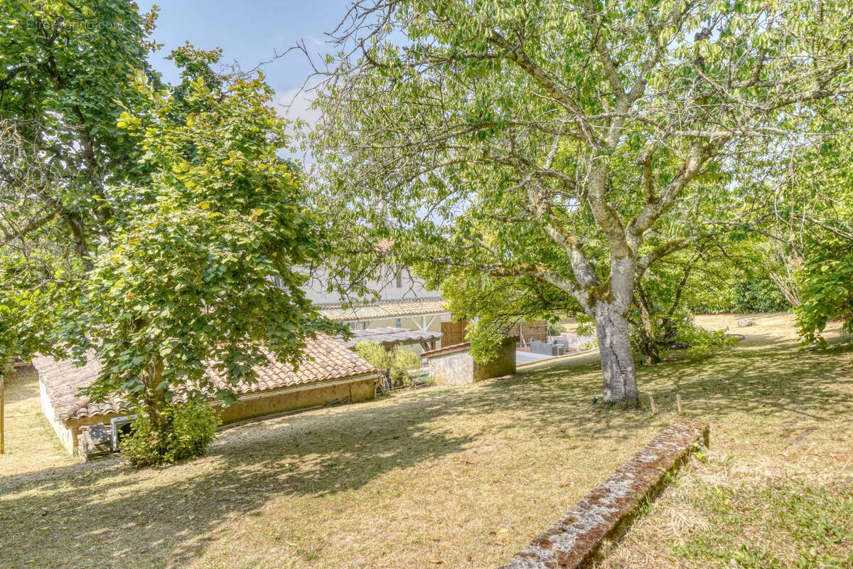 Maison en R+1 8 pièces de 202m2 habitables avec atelier et piscine le tout sur parcelle de 1509m2 - photo 20