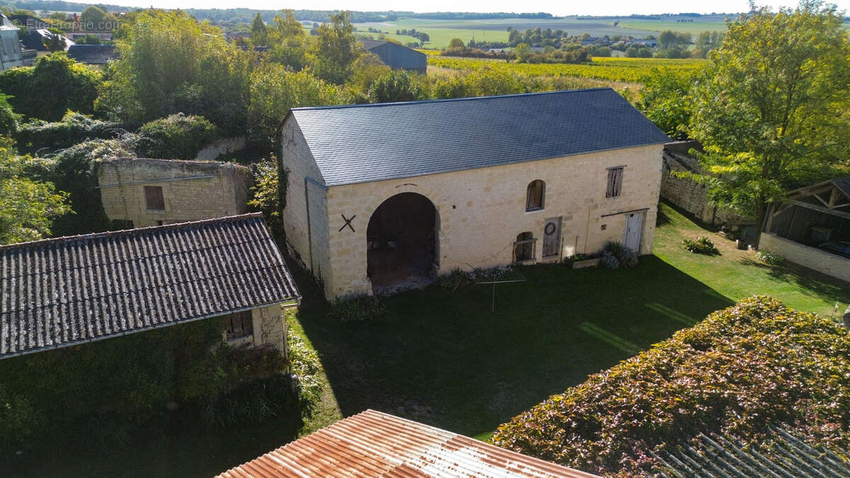 Magnifique maison rénovée en tuffeau avec dépendances, caves troglodytiques et potentiel de gîte - photo 11