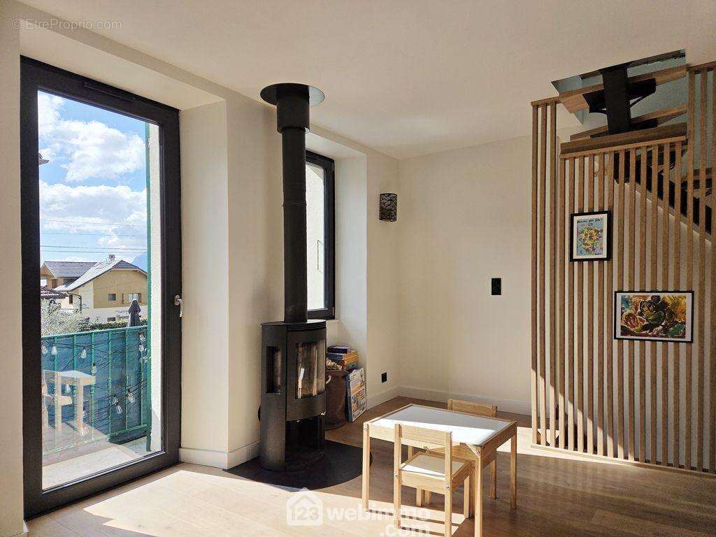 et est équipée d'un poêle à bois pour une ambiance cosy. - Maison à GRIGNON