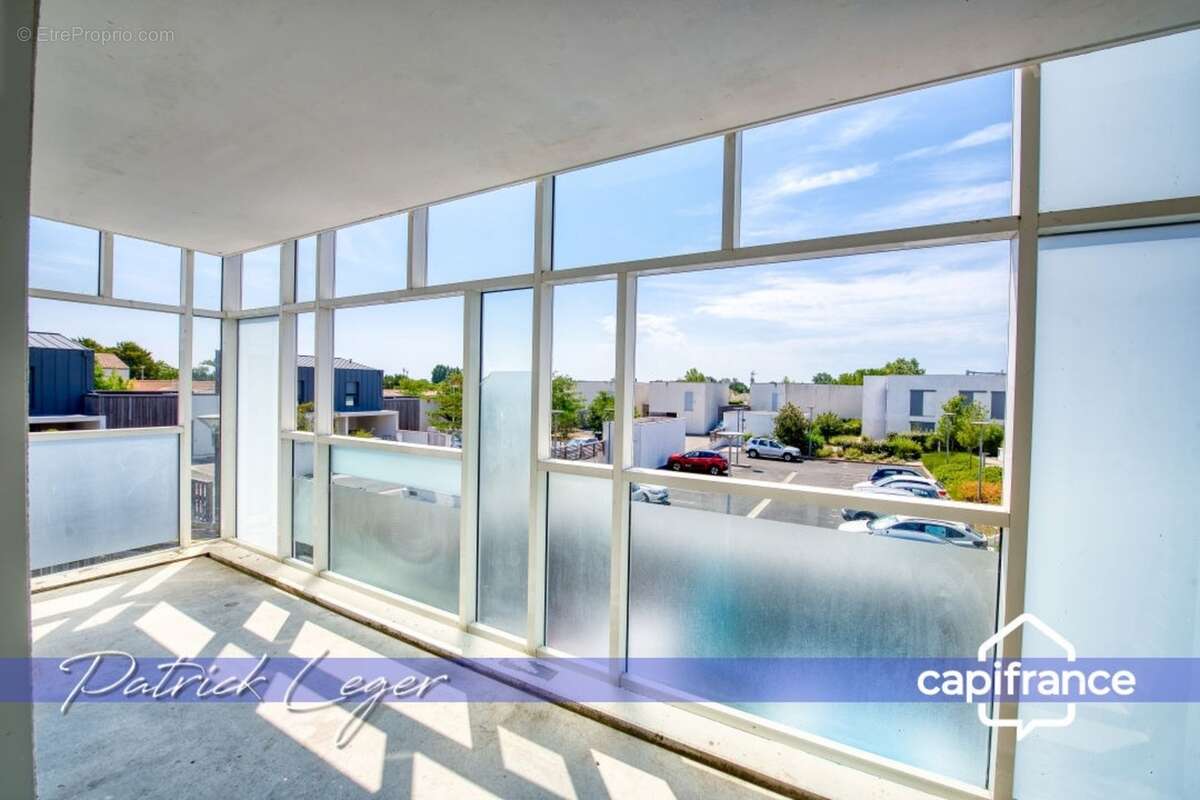 PÉRIGNY (17) – Élégant T3 modulable avec grande terrasse couverte & parking sous-sol - photo 5