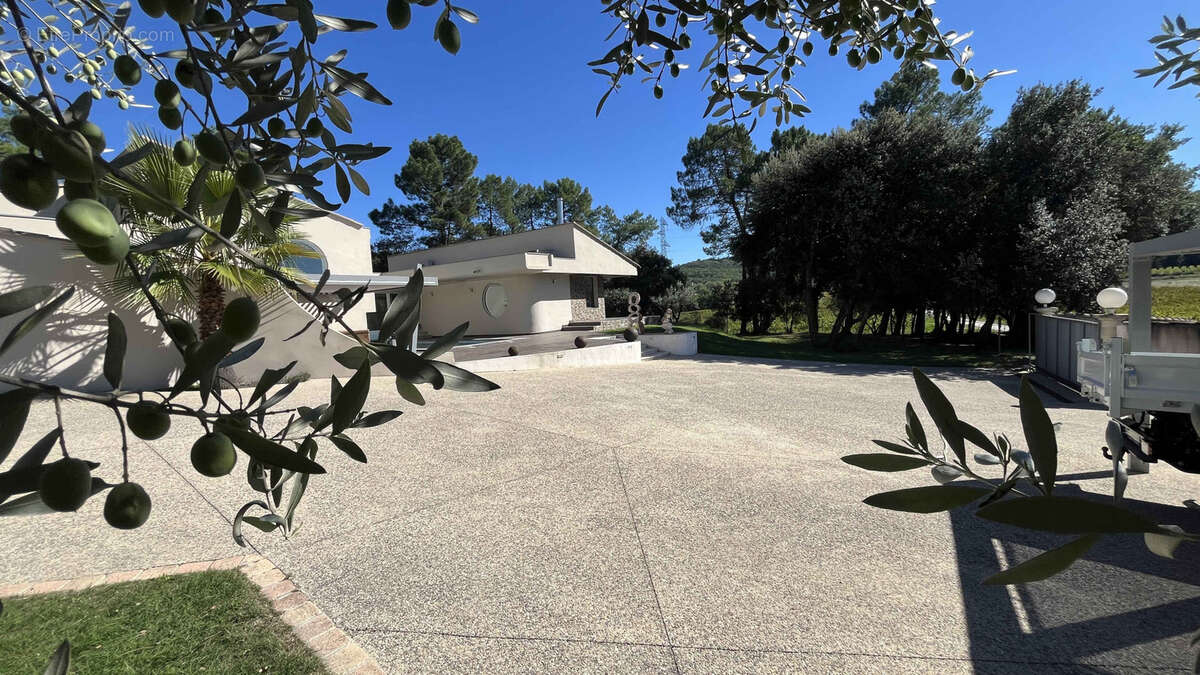 Maison à SAINT-MARCEL-DE-CAREIRET