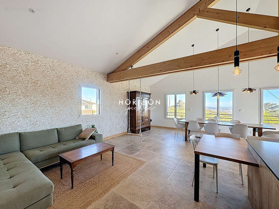 Maison à SOLUTRE-POUILLY