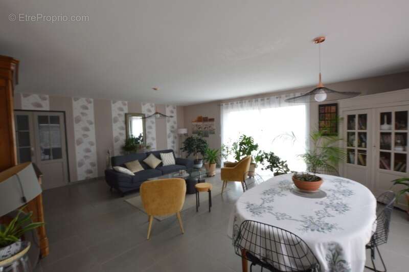 DEP (49)  a vendre tres belle maison familliale  6 pièces  plain pied - BOTZ‑EN‑MAUGES · - photo 3
