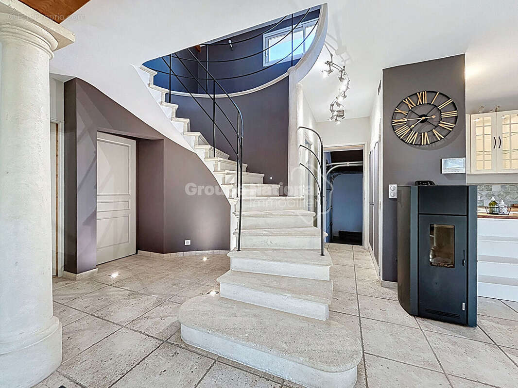 Valreas Maison en R+1 de 157m2 avec  3 Chambres, 1 SDB et 1 SDE, piscine 1000m 2 de Jardin - photo 9