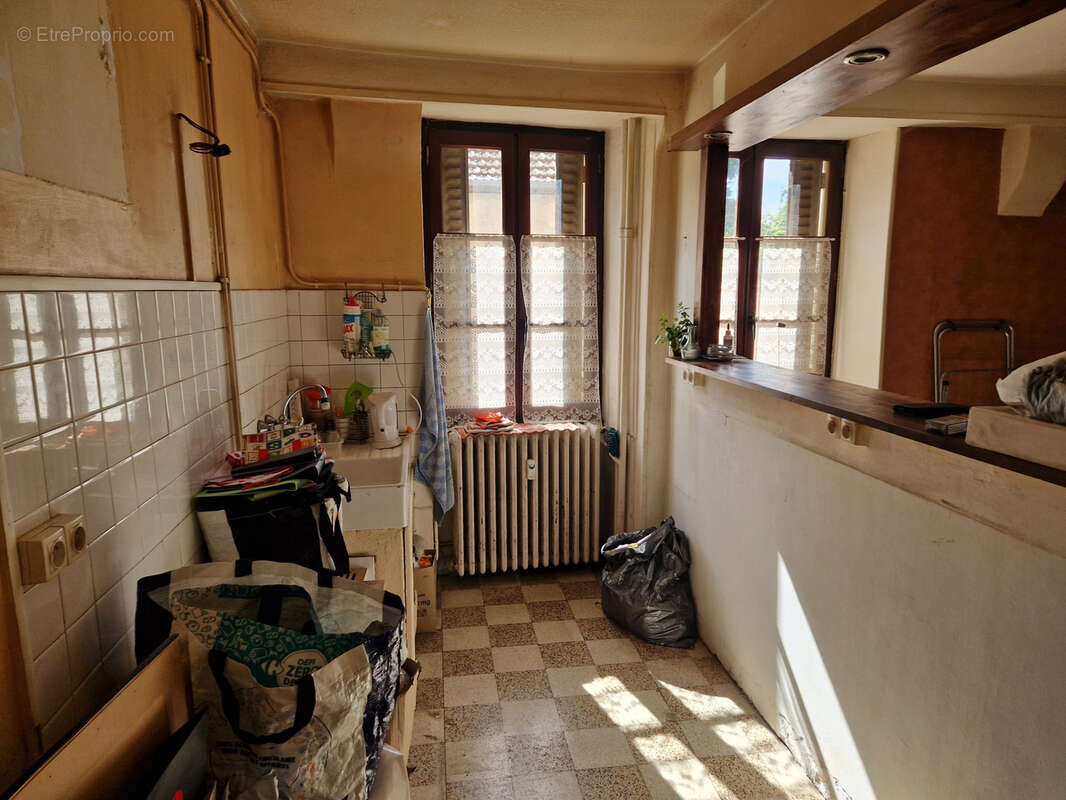 AUTUN - idéal investisseur - immeuble composé de 3 appartements, avec dépendances et cour - photo 4
