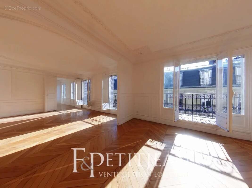 Appartement à PARIS-16E
