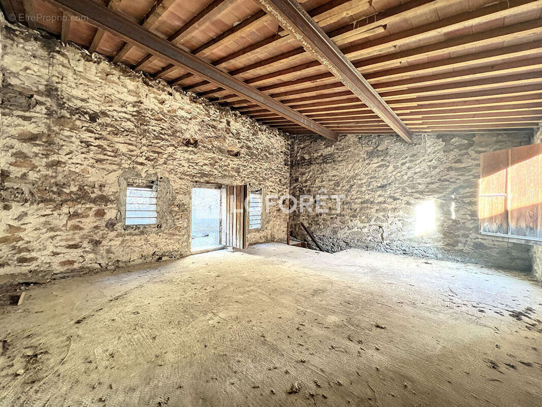 grange viabilisée avec extérieur. - photo 2