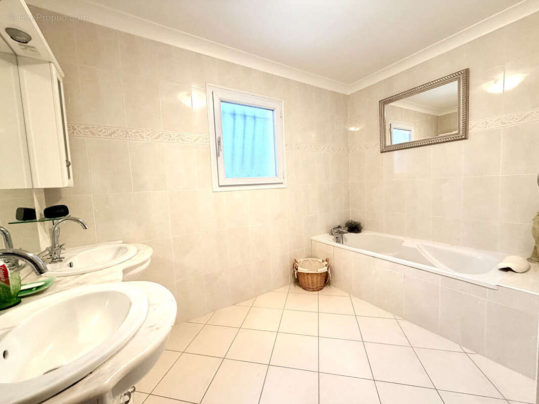 Maison à SAINT-PIERRE-DE-LAGES