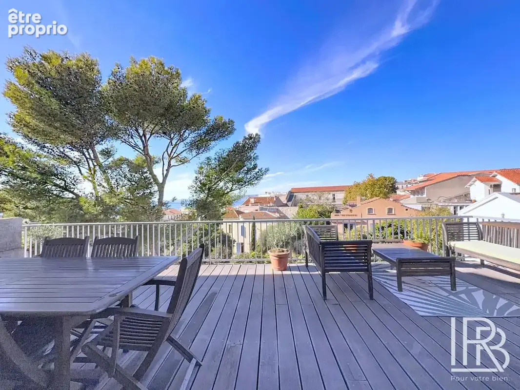 Duplex dernier étage – terrasse vue mer – endoume - photo 3