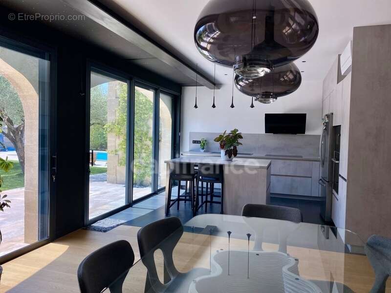 À SAINT MAXIMIN (30) Splendide propriété de 280 m², à 5 min d’Uzès proche de toutes commodités, sur un terrain clos et arboré d’ - photo 5