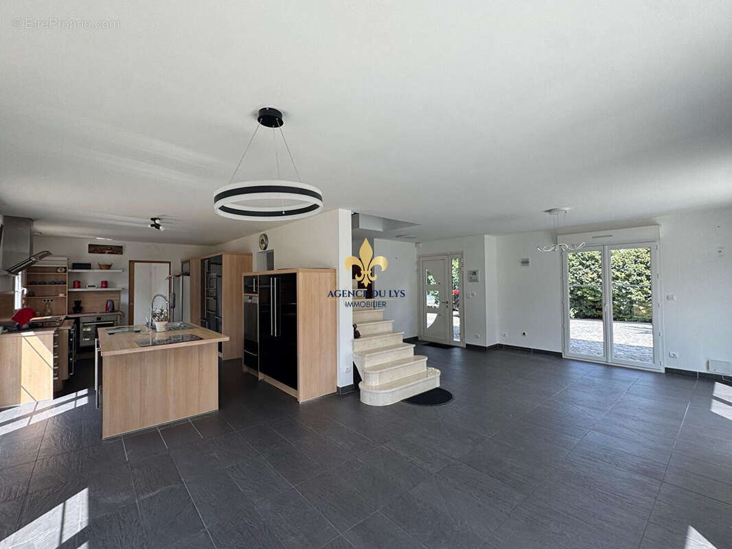 Maison hyper-centre Lamorlaye - photo 2