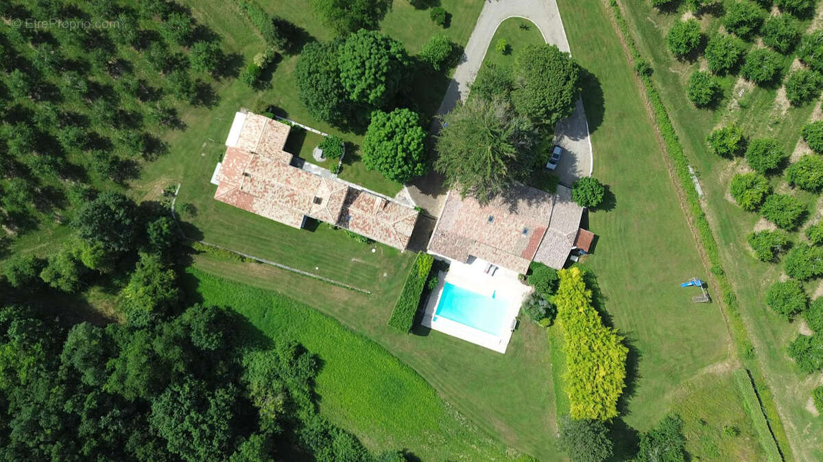 Propriété avec vue exceptionnelle, deux gites et piscine. - photo 2