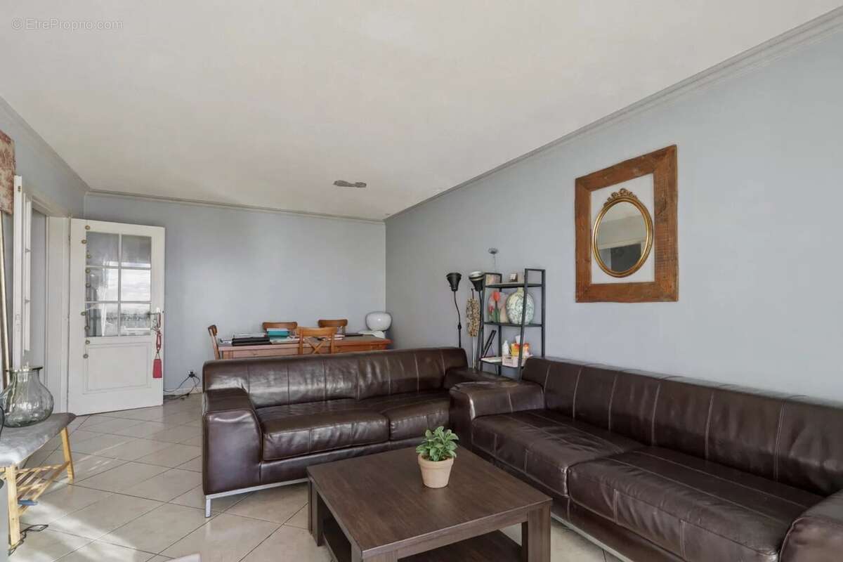 Appartement à SAINT-LAURENT-DU-VAR