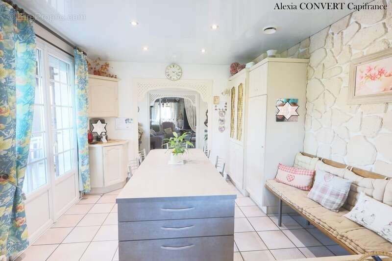 Maison à SAINT-DENIS-LES-BOURG