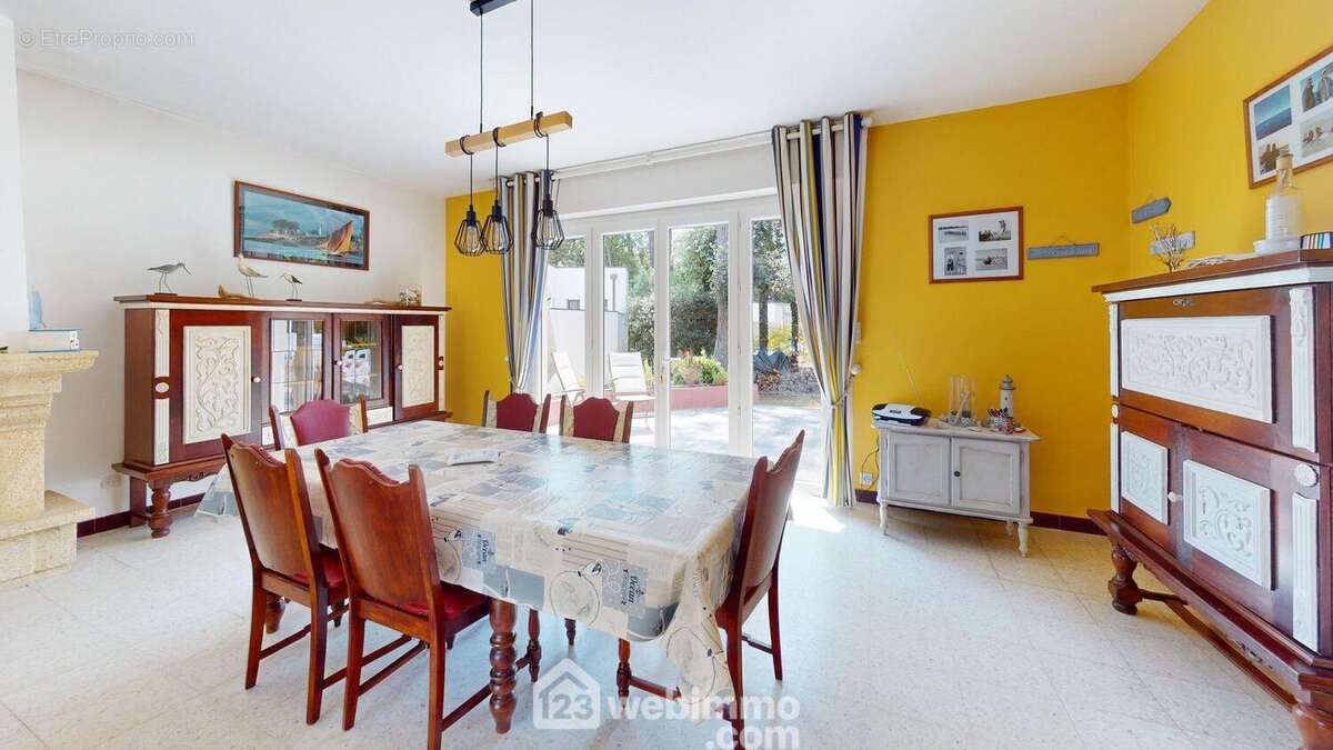 Séjour avec insert. - Maison à JARD-SUR-MER