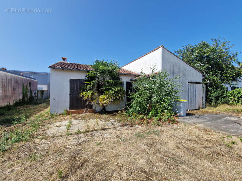 Maison à vendre 3 pièces avec garage sur 1 648 m² de terrain FOURAS (17) - photo 3