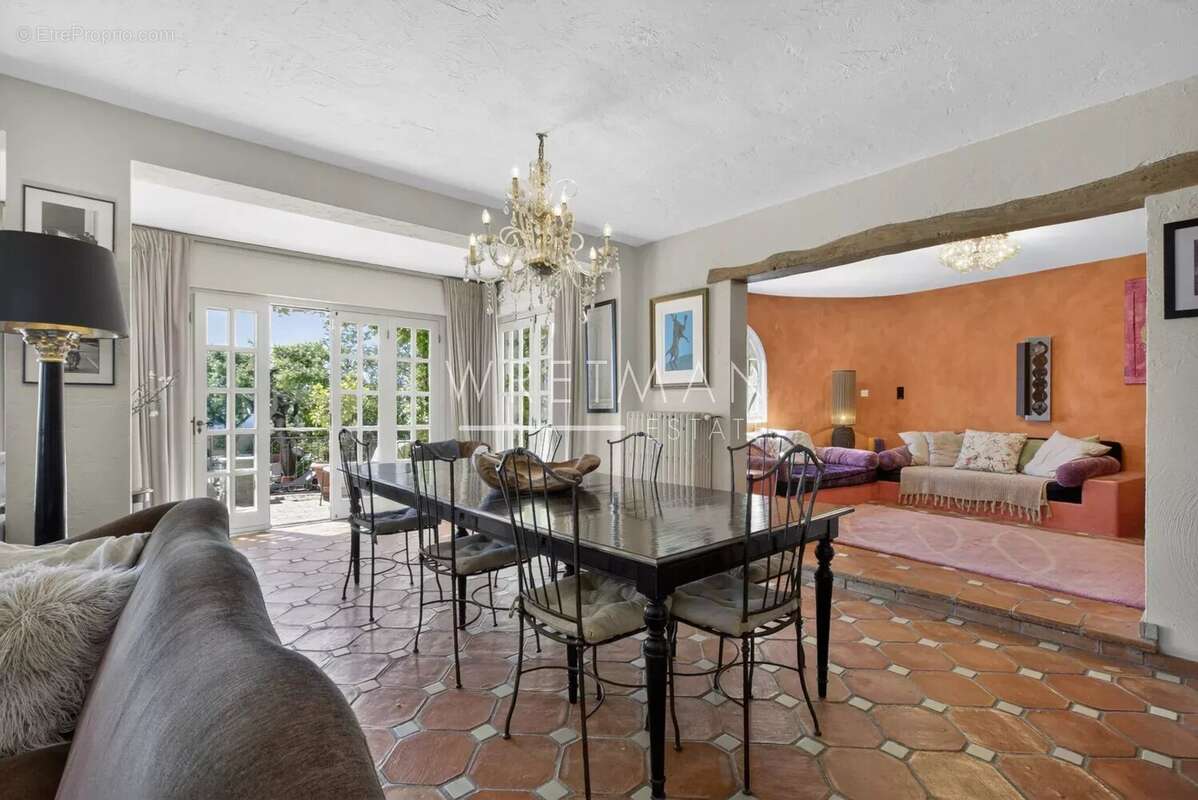 Maison à CHATEAUNEUF-GRASSE