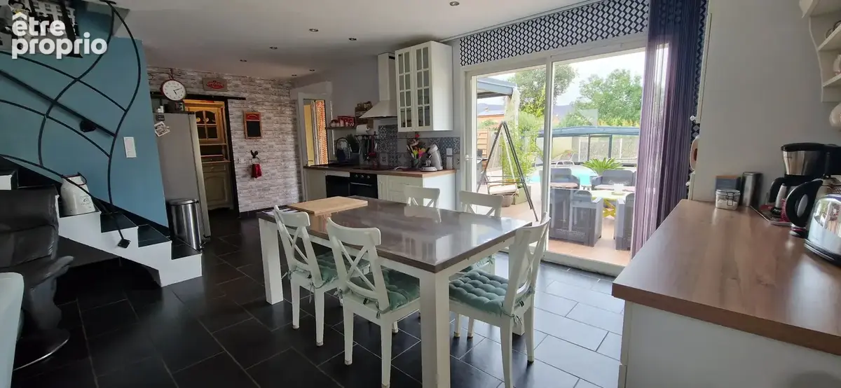 À vendre, belle maison 4 faces située sur un terrain de 670 m2, offrant un cadre de vie agréable et de belles - photo 4