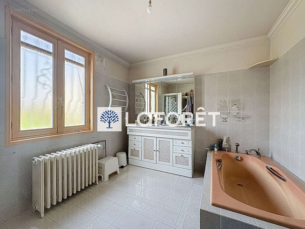 Maison coeur village de Tramoyes de 232,49m² et son terrain avec piscine de 942m² - photo 13