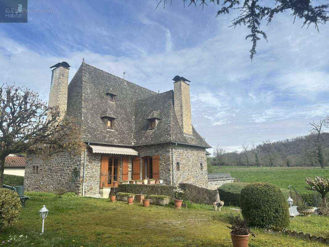 Maison à SAINT-ETIENNE-DE-MAURS