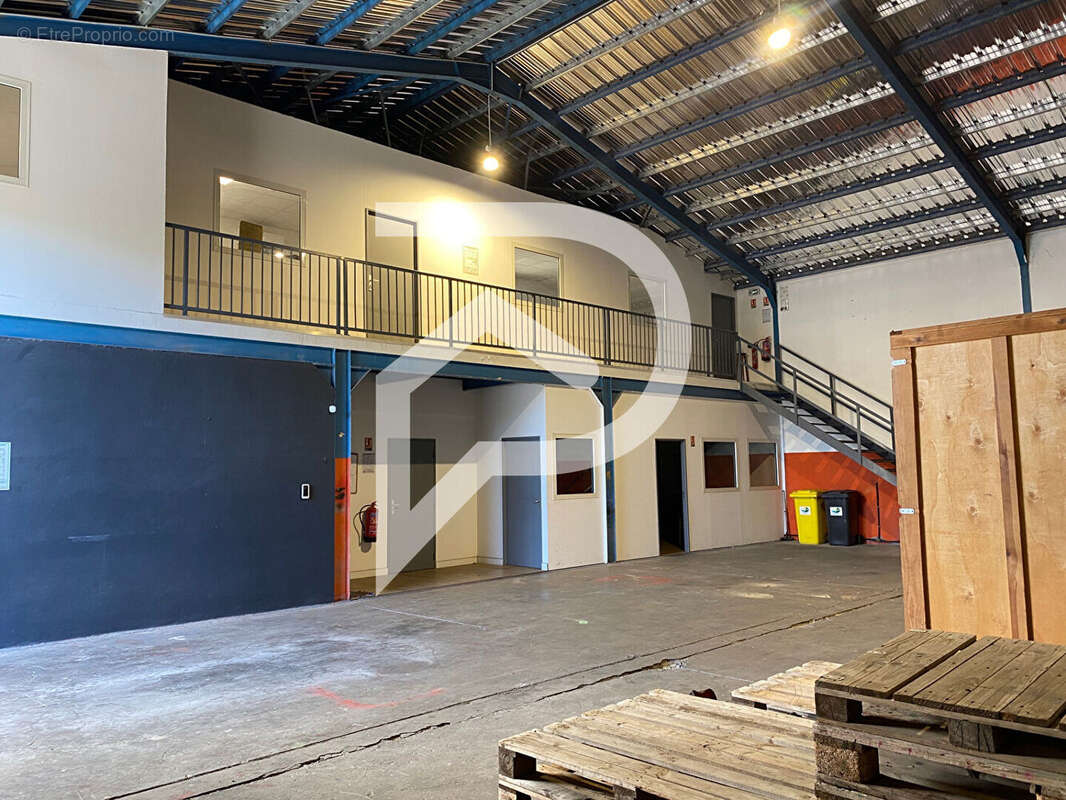 Hangar + Entrepôts sur une parcelle de 1380m² - photo 2