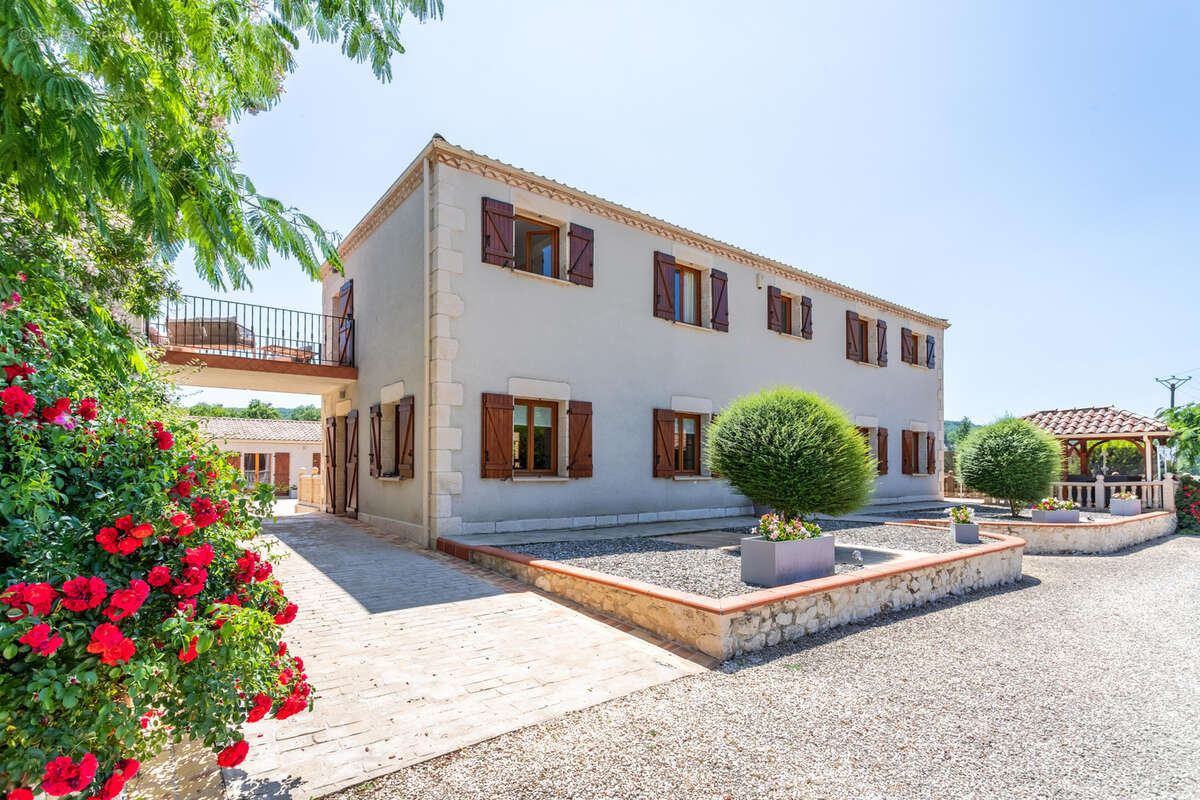 Stunning country property with guest annexes, garaging, pool and land - photo 12