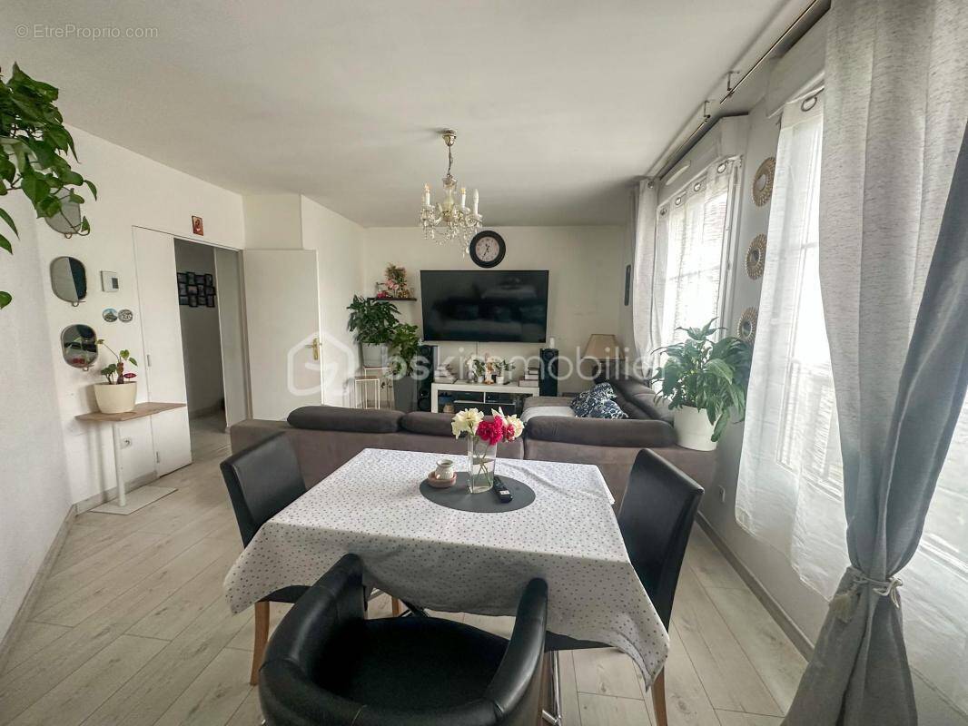 Appartement à SAVIGNY-LE-TEMPLE