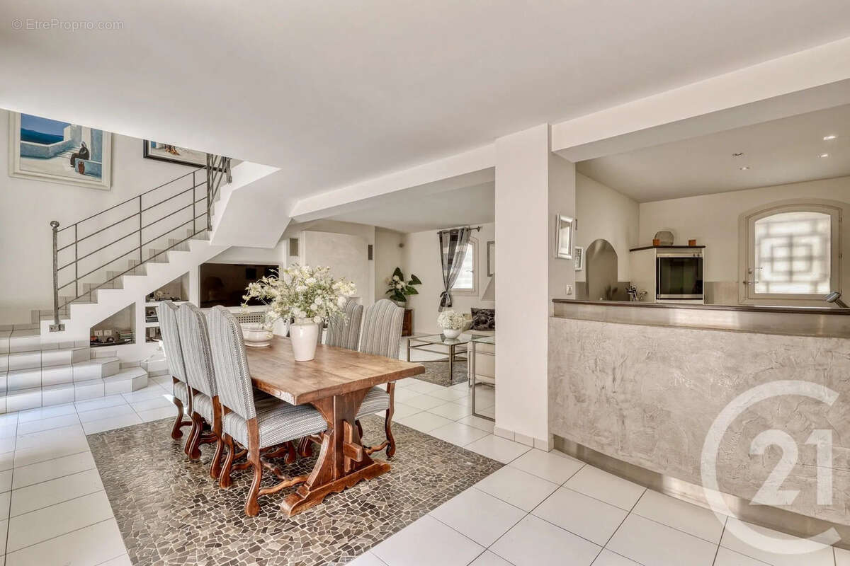 Maison 204 m² à Hyeres  - photo 4