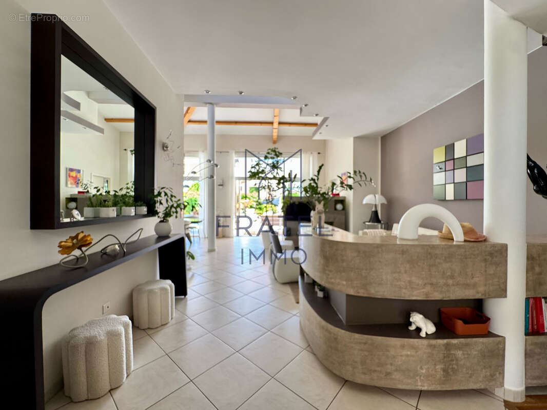 Élégante villa d'architecte T5 de 169 m2 avec piscine - photo 4