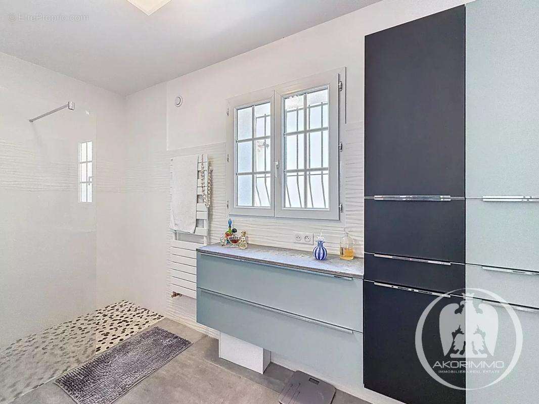 Maison à CASTAGNIERS