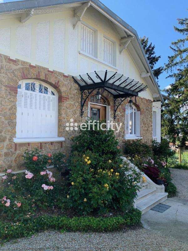 Maison à MARNES-LA-COQUETTE