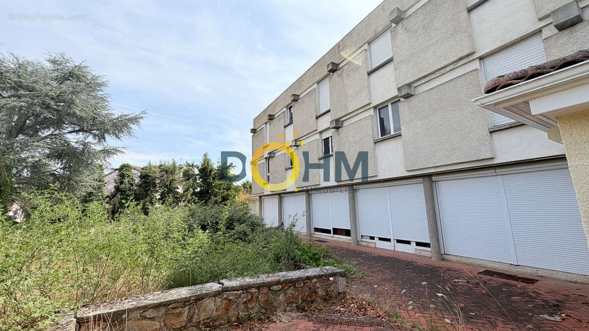 Ensemble immobilier d'exception à Brioude   Plus de 1 700 m2 bâtis sur 7 700 m2 de terrain - photo 7