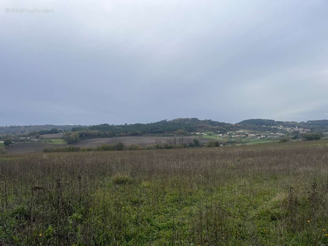 Terrain à LEGUILLAC-DE-L'AUCHE
