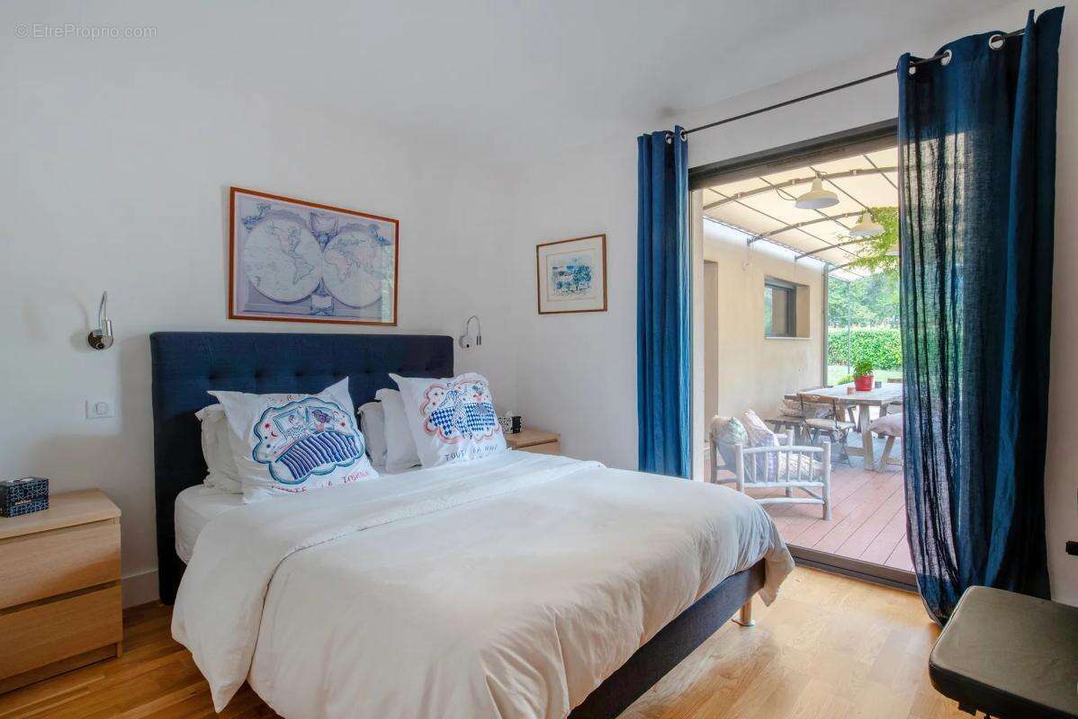 Maison à LA ROQUE-ESCLAPON