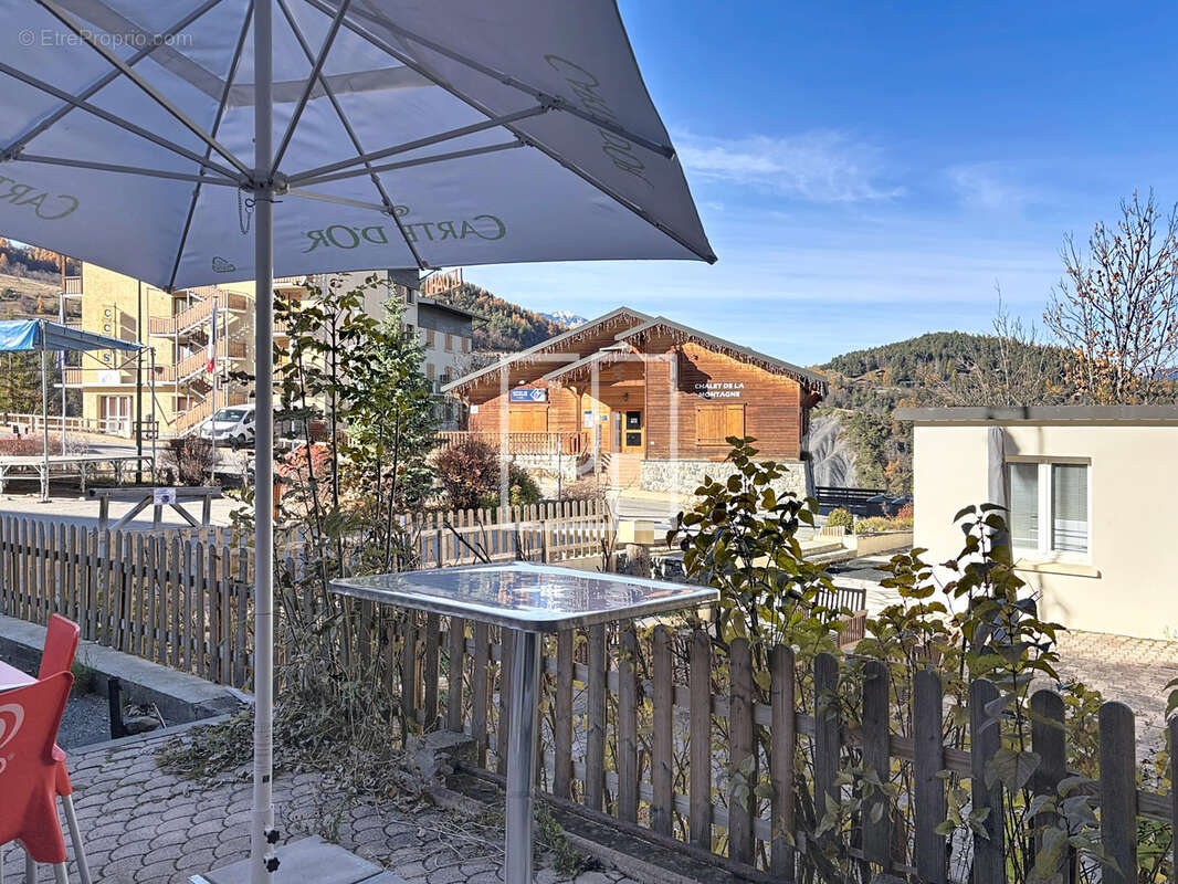 Commerce à ENCHASTRAYES