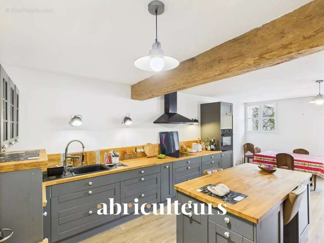 Maison à VILLENEUVE-LA-COMTESSE