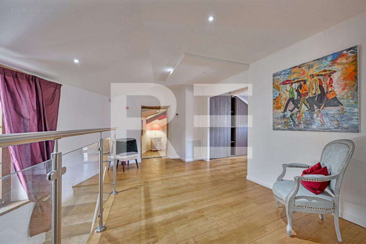 Maison à LA ROQUE-SUR-CEZE