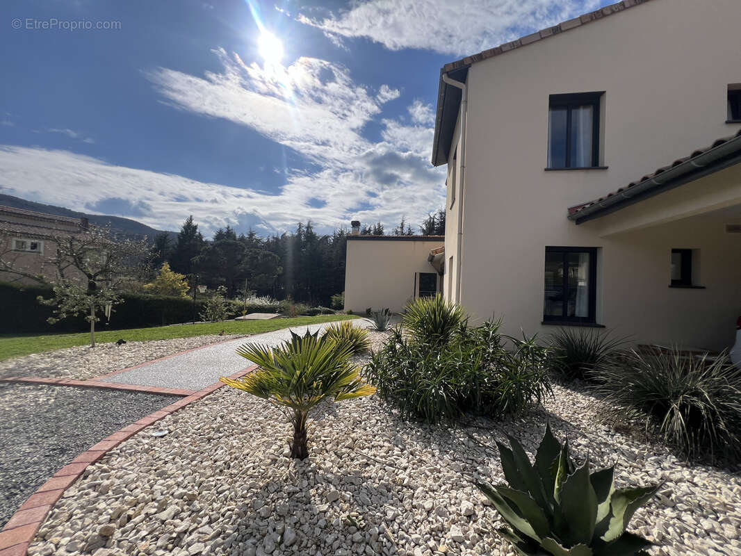 Maison à SAINT-LAURENT-DU-PAPE