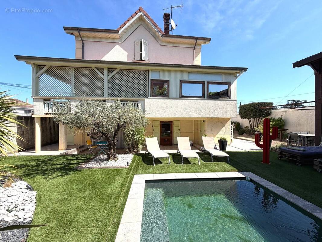 FACADE/PISCINE - Maison à BOURG-DE-PEAGE