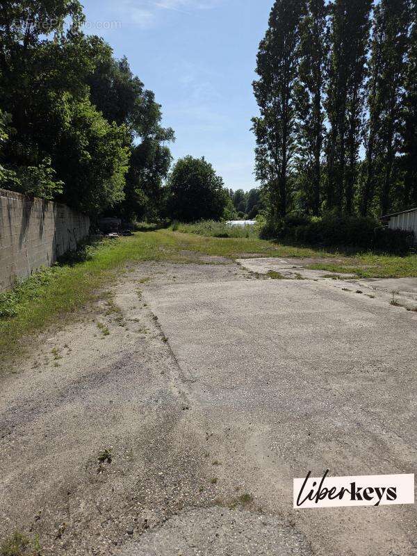 Beau local commercial 130m2 avec Appartement 120 m2 et terrain 3000 m2 - photo 3
