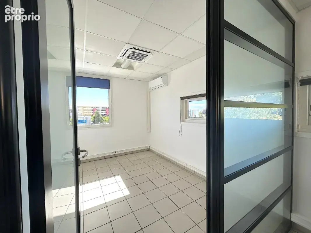 A acheter - bureaux avec 7 stationnements - photo 6