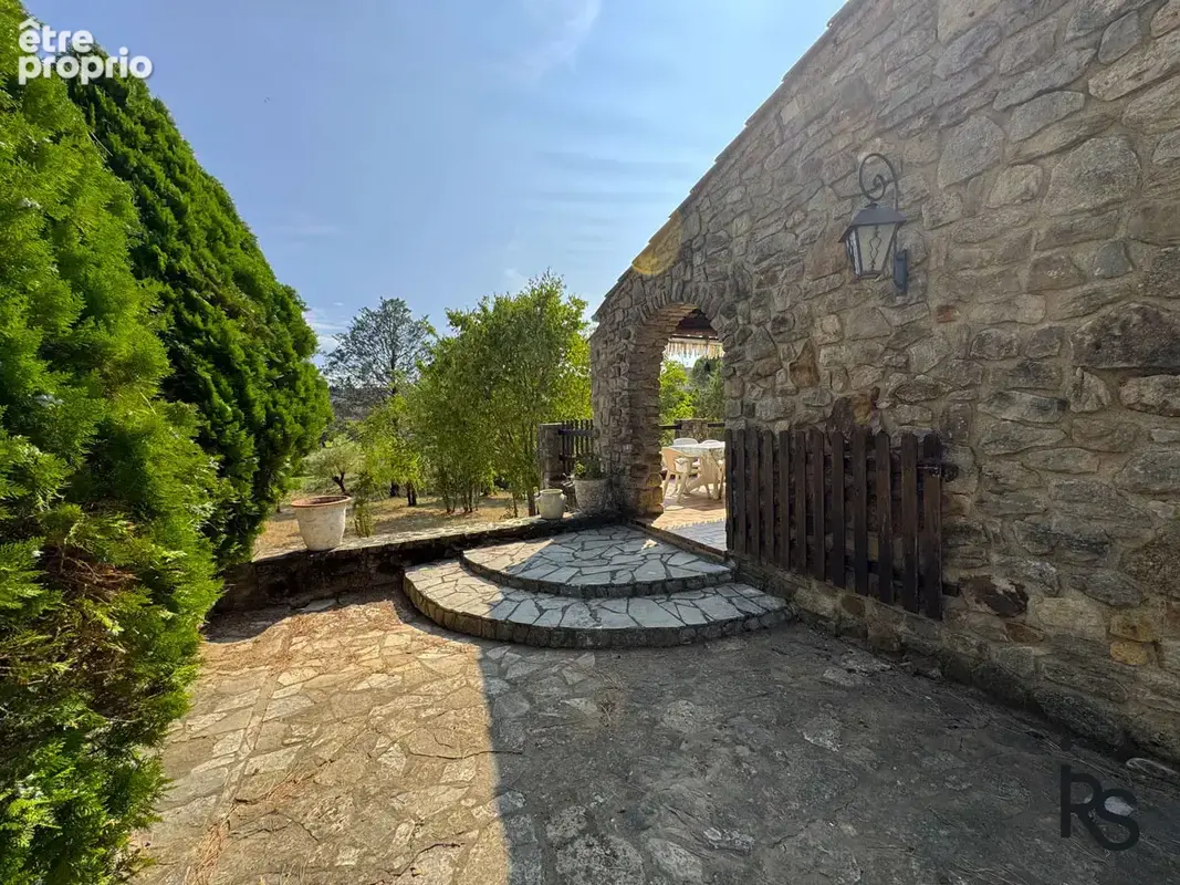 Au milieu d’un terrain arboré de 4350 m2, une maison de 107 m2 habitables - photo 4